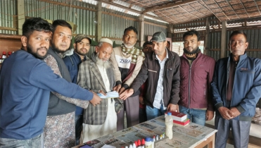 হতদরিদ্র হোমিও ডাক্তার আনোয়ার হোসেনের পাশে দাঁড়ালেন-বিএনপি নেতা